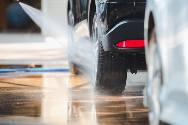 Źróło: https://image.freepik.com/free-photo/car-wash-shop-is-washing-car-with-water-spray-water-wheels-clean-cars-wash-station_140555-126.jpg